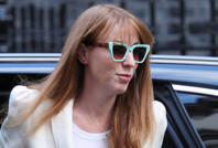 'Kızıl Kraliçe' ağlayarak itiraf etti: Vergisini az ödedi, koltuğu sallanıyor