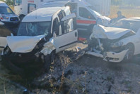 İki araç çarpıştı, 14 kişi yaralandı