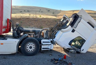 Bir anda olan oldu: Tır ikiye ayrıldı