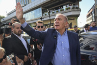 Gürsel Tekin'in 'Biz doğru noktadayız' diyerek bıraktığı çelenk kaldırıldı