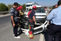 Balıkesir'de çift taraflı kaza: Araba pert oldu, 1 yaralı