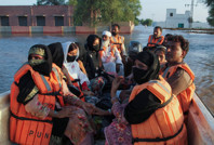 Afetzedeleri tahliyeye giden kurtarma botu battı: 9 ölü