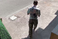 Annesini ve üvey kardeşini öldürüp rahat rahat takıldı