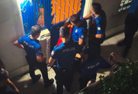 Evdekileri tehdit edip kendini bıçakladı, en sonunda polise saldırdı