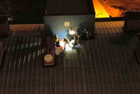 Genç kız çatıya çıktı, kurtarmak isteyenlerle birlikte mahsur kaldı