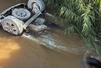 Kanala uçan araçta facia: Baba-oğul can verdi