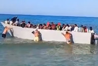 Tatilciler mülteci teknesine müdahale etti