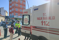 Alkollü sürücü, minibüse tekme atmak isterken düşüp belini kırdı