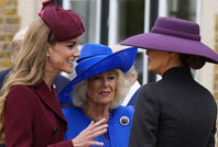 Dünyanın izlediği buluşmada ilginç anlar: Kraliçeden üvey gelinine 'Çekil' işareti