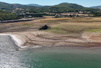 Tekneyle gidiyorlardı, şimdi yürüyorlar: Sular çekildi, kayalık ortaya çıktı
