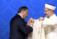 Diyanet'te devir teslim: Yeni başkan, Ali Erbaş'ın elini öptü