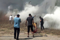 Sazlık yangınına hortum ve yangın tüpleriyle müdahale ettiler