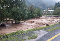Şiddetli yağış Artvin'i vurdu: Dere taştı, köy yolları kapandı