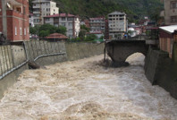 Köprüler-bungalovlar sele kapıldı, turuncu alarm verildi