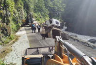 Yol çöktü, kamyon çukura düştü