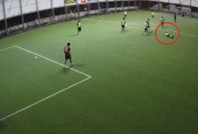 Polis memuru halı sahada can verdi