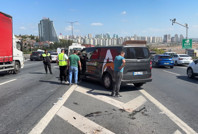 TEM'de feci kaza: Savrulan minibüs, tekerlekli sandalyedeki adama çarptı