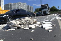 Başakşehir’de TIR’dan düşen mermerler trafiği felç etti