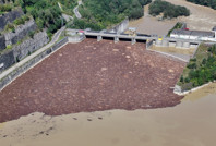 Sel gitti çöpü kaldı: Rengi değişen baraj gölü odunlarla doldu