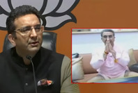 Yayında pantolonsuz yakalanan siyasetçi alay konusu oldu