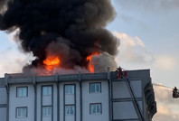 8 katlı binanın çatısı, yalıtım ve kaplamanın ardından yandı