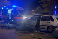 Erzincan'da otomobil kaldırıma çıktı: 1 yaralı