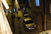 Önce kurşun yağdırdı, sonra yerde tekmeledi