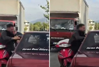 Otomobil sürücüsü inmeyi reddetti, motorcu camdan girmeye çalıştı