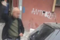 Hakaretler yağdırdı, aracına saldırdı