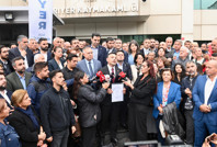 Özgür Çelik mazbatasını aldı, Gürsel Tekin'e yanıt verdi