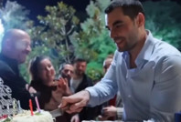 Akın Akınözü’ne sette doğum günü sürprizi