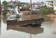 Meteoroloji turuncu kodla uyarmıştı: Sokaklar göle döndü