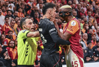 Derbide Osimhen ile Emirhan birbirine girdi