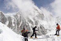 Everest Dağı’nda ölümler başladı