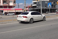 Direksiyon başında fenalaştı, dörtlüleri yakıp durdu ama…