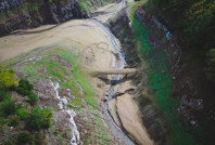 Barajda su seviyesi düştükçe düştü, köprü ortaya çıktı