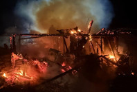 2 katlı ahşap evi alevler sardı