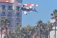 Helikopter herkesin gözü önünde kalabalık plajda düştü