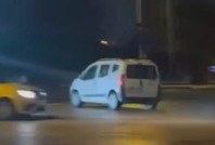 Polislerden kaçmak için ters yöne girdi, direğe çarparak durdu