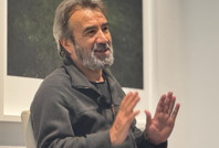 Zeki Demirkubuz, yeni sergisindeki fotoğraflarla yalnızlığını izini sürüyor