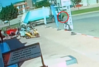 Çöp kamyonunun altında kaldı