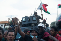 Kriz derinleşiyor: Asker Z kuşağının safına geçti, cumhurbaşkanı 'darbe girişimi' dedi