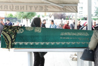 Esenyurt'ta çöp kamyonunun çarptığı kadın toprağa verildi