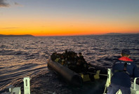 İzmir açıklarında 104 düzensiz göçmen yakalandı