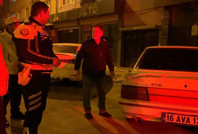 Alkollü yakalandı, aracını öve öve bitiremedi