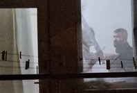 Arkadaşını kılıçla rehin aldı