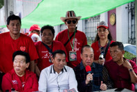 'Kırmızı gömlekliler' eski başbakan için toplandı