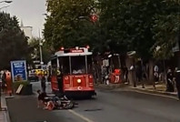 Motosikleti, nostaljik tramvayın altında kalmaktan vatmanın dikkati kurtardı
