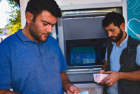 ATM'de buldukları paranın sahibini arıyorlar