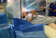 Parkinson hastası kadın, ameliyat esnasında klarnet çaldı